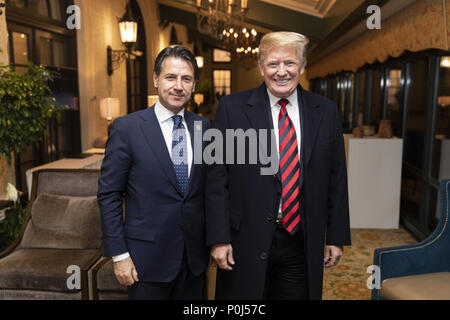 LA MALBAIE, QC - JUNI 08 & 09: Präsident Donald J. Trumpf und Ministerpräsident Giuseppe Conte Italien Pause für ein Foto am Freitag, 8. Juni 2018 Vor dem G7-kulturelle Veranstaltung im Fairmont Le Manoir Richelieu in Ripley, Quebec, Kanada. Personen: Präsident Donald Trump Credit: Stürme Media Group/Alamy leben Nachrichten Stockfoto