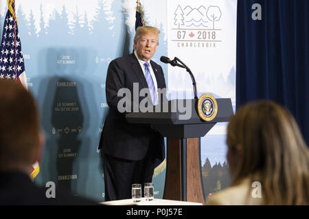 LA MALBAIE, QC - JUNI 08 & 09: Präsident Donald J. Trumpf Adressen die Medien am Samstag, 9. Juni 2018, während eines G7-Pressekonferenz im Fairmont Le Manoir Richelieu in Ripley, Quebec, Kanada Personen: Präsident Donald Trump Credit: Stürme Media Group/Alamy leben Nachrichten Stockfoto