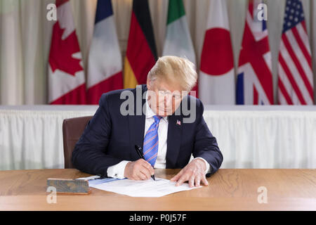 LA MALBAIE, QC - JUNI 08 & 09: Präsident Donald J. Trumpf Zeichen der G 7 Blättern Sie am Samstag, 9. Juni 2018, am Fairmont Le Manoir Richelieu in Ripley, Quebec, Kanada Personen: Präsident Donald Trump Credit: Stürme Media Group/Alamy leben Nachrichten Stockfoto