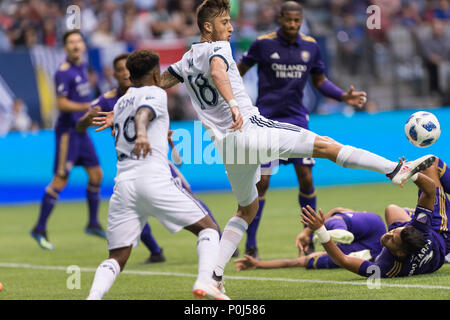 Vancouver, Kanada. Vom 9. Juni 2018. Jose Aja (18) von Vancouver Whitecaps kicken den Ball aus dem Vancouver Ziel Bereich. Final Score Vancouver 5, Orlando 2. Vancouver Whitecaps vs Orlando Stadt SC BC Place. © Gerry Rousseau/Alamy leben Nachrichten Stockfoto