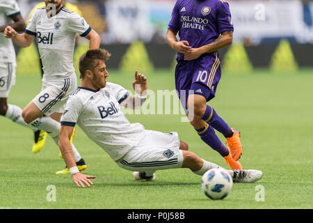 Vancouver, Kanada. Vom 9. Juni 2018. Jose Aja (18) von Vancouver Whitecaps, Bekämpfung der Ball von Josue Colman (10) von Orlando an der Stadt. Final Score Vancouver 5, Orlando 2. Vancouver Whitecaps vs Orlando Stadt SC BC Place. © Gerry Rousseau/Alamy leben Nachrichten Stockfoto