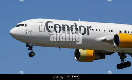 Richmond, British Columbia, Kanada. 9. Juni, 2018. Condor Boeing 767-300ER D-ABUZ) wide-Body Jet Airliner Airborne auf Final Approach für die Landung. Condor Flugdienst ist ein Tochterunternehmen der Thomas Cook Group. Credit: bayne Stanley/ZUMA Draht/Alamy leben Nachrichten Stockfoto