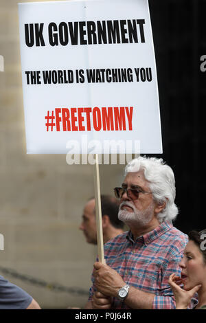 London, Großbritannien. 9. Juni 2018. Menschen protestieren über die Inhaftierung von Tommy Robinson versammeln sich in Whitehall, Downing Street, London, England, ihre Ansichten am 9. Juni 2018, dem Tag der Geburtstag der Königin. Quelle: Michael Foley/Alamy leben Nachrichten Stockfoto