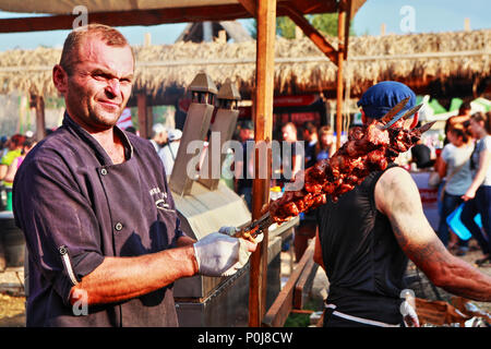 Der erfahrene Koch bereitet im August auf der Sorochintsi Agromesse in Poltava saftigen Schischebab zu, da Tausende aus der ganzen Ukraine und aus dem Ausland ankommen Stockfoto