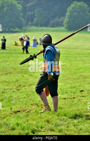 Einsame 17. Jahrhundert militärische pikeman seine Pike (Speer) in versiegelten Knoten englischen Bürgerkrieg Schlacht, Großbritannien Stockfoto