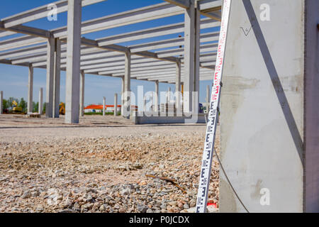 Die Nivellierung Bautafeln hilft, Landvermesser, Geodäten, Position, Tiefe an der Baustelle zu messen. Stockfoto