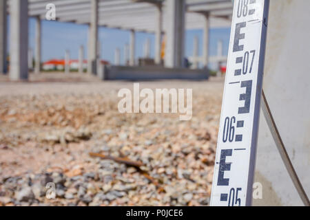 Die Nivellierung Bautafeln hilft, Landvermesser, Geodäten, Position, Tiefe an der Baustelle zu messen. Stockfoto