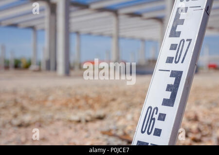 Die Nivellierung Bautafeln hilft, Landvermesser, Geodäten, Position, Tiefe an der Baustelle zu messen. Stockfoto