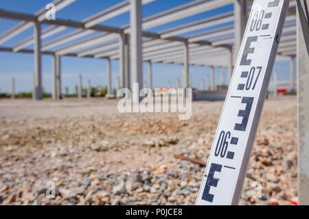 Die Nivellierung Bautafeln hilft, Landvermesser, Geodäten, Position, Tiefe an der Baustelle zu messen. Stockfoto