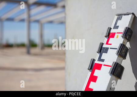 Ausziehbare Nivellierung Bautafeln hilft, Landvermesser, Geodäten, Position, Tiefe an der Baustelle zu messen. Stockfoto