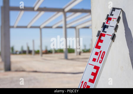 Ausziehbare Nivellierung Bautafeln hilft, Landvermesser, Geodäten, Position, Tiefe an der Baustelle zu messen. Stockfoto