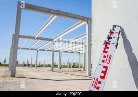 Ausziehbare Nivellierung Bautafeln hilft, Landvermesser, Geodäten, Position, Tiefe an der Baustelle zu messen. Stockfoto