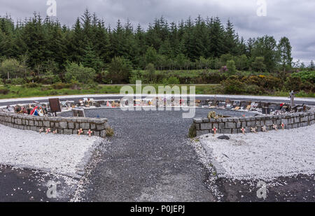 Lochander, Schottland - Juni 11, 2012: Gedenkstätte Kreis halten viele persönliche commemorative Einzelteile an Commando Memorial statue entlang der A82 und in der Nähe von Spean Ri Stockfoto