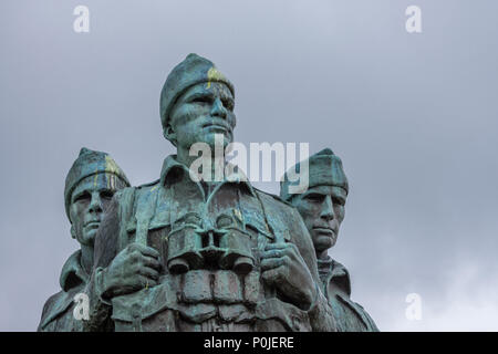Lochander, Schottland - Juni 11, 2012: Nahaufnahme von drei Soldaten Köpfe an grün-grau bronze Commando Memorial statue entlang der A82 und in der Nähe von Spean Fluss unter Stockfoto