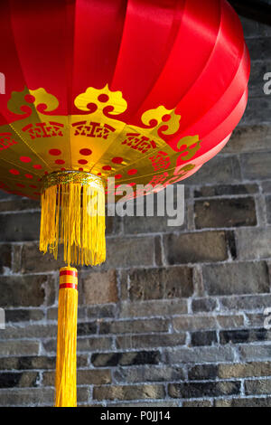 Yangzhou, Jiangsu, China. Traditionelle rote Laterne in der Wohnsitz der Familie, Ge-Gärten. Stockfoto