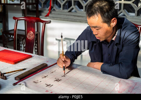 Yangzhou, Jiangsu, China. Chinesische Kalligraph bei der Arbeit. Stockfoto