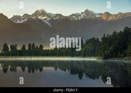 Lake Matheson. In der Nähe des Fox Glacier in Westküste der Südinsel von Neuseeland. Es ist berühmt für seine reflektierten Blick auf Aoraki/Mount Cook und Stockfoto