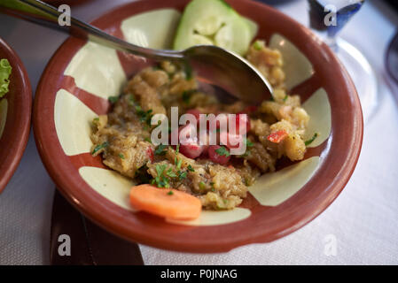 Mutabbal Dip mit Granatapfel Stockfoto