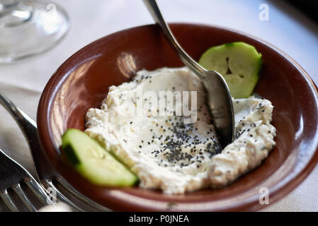 Labneh mit poppyseed Stockfoto