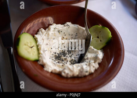 Labneh mit poppyseed Stockfoto