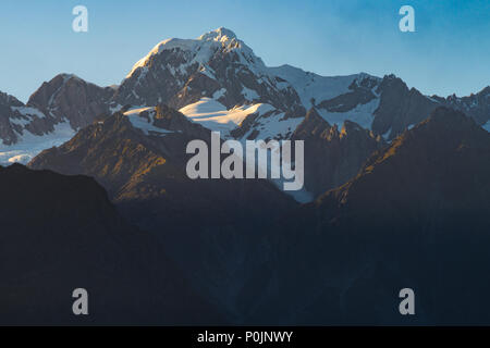 Anzeigen von Aoraki/Mount Cook und Mount Tasman aus Lake Matheson in Westküste der Südinsel von Neuseeland. Es ist bekannt für seine reflektierten Blick auf Aor Stockfoto