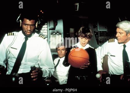 Original Film Titel: Flugzeug!. Englischer Titel: Flugzeug!. Regisseur: Jim Abrahams, David Zucker. Jahr: 1980. Stars: Kareem Abdul-jabbar; Peter Graves. Quelle: Paramount Pictures/Album Stockfoto