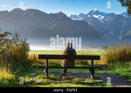 Anzeigen von Aoraki/Mount Cook und Mount Tasman aus Lake Matheson in Westküste der Südinsel von Neuseeland. Es ist bekannt für seine reflektierten Blick auf Aor Stockfoto