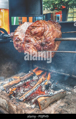 Spieß zum Kochen Braten Schaft in Prag an einem sonnigen Tag. Nationale Küche. Der Straße Essen. Die vertikale Rahmen. Stockfoto