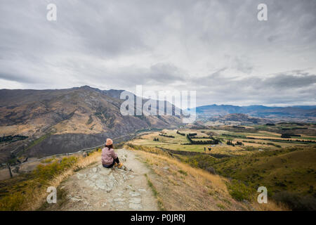 Landschaft neben Crown Range Road zwischen Queenstown und Wanaka. Es ist die höchste Hauptstraße in Neuseeland. Stockfoto