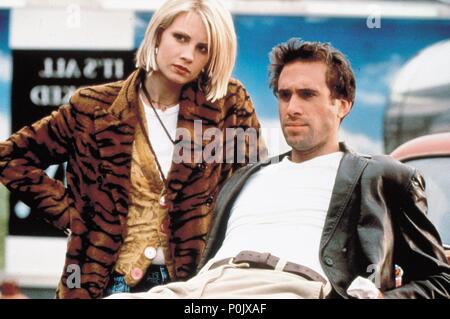 Original Film Titel: MARTHA TRIFFT FRANK, DANIEL UND LAURENCE. Englischer Titel: MARTHA TRIFFT FRANK, DANIEL UND LAURENCE. Regisseur: NICK HAMM. Jahr: 1998. Stars: Joseph Fiennes; Monica Potter. Stockfoto