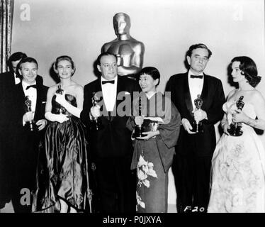 Beschreibung: Die 30. Academy Awards/1958. Jeanne Simmons nimmt im Namen von Alec Guinness, der Preis für den besten Schauspieler für "Die Brücke am Kwai". Rote Tasten, bester Schauspieler in unterstützende Rolle für die ayonara'. Joanne Woodward, Beste Hauptdarstellerin für "Die drei Gesichter Evas'. Der Produzent Sam Spiegel erhält den Best Picture Award für "Die Brücke am Kwai". Miyoshi Umeku, Beste Hauptdarstellerin für ayonara'. David Lean, beste Regie für "Die Brücke am Kwai". Jahr: 1958. Stars: rote Tasten; Joanne Woodward; David Lean; MIYOSHI UMEKI; SAM SPIEGEL; Jean Simmons. Stockfoto