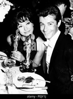 Beschreibung: Die 34th Academy Awards/1962. Rita Moreno, beste Schauspielerin in einer Nebenrolle für "West Side Story". George Chakiris, bester Schauspieler in einer Nebenrolle für "West Side Story". Jahr: 1962. Stars: GEORGE CHAKIRIS; Rita Moreno. Stockfoto