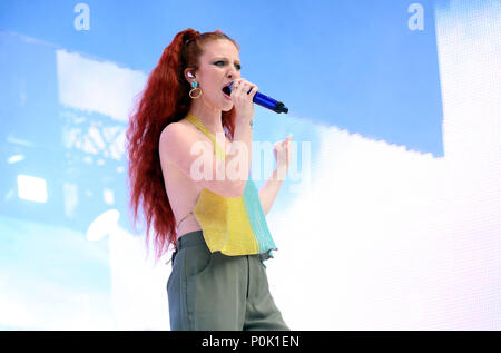 Jess Glynne auf der Bühne während der Sommerzeit Ball mit Vodafone im Wembley Stadion, London. Stockfoto