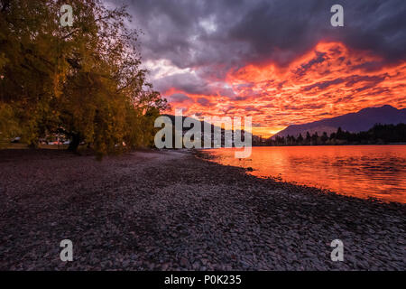 Sonnenaufgang am Lake Wakatipu und die Remarkables in Queenstown, Neuseeland Stockfoto