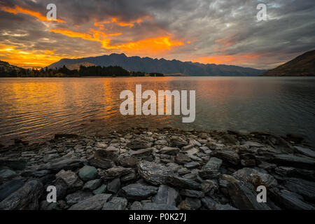 Sonnenaufgang am Lake Wakatipu und die Remarkables in Queenstown, Neuseeland Stockfoto