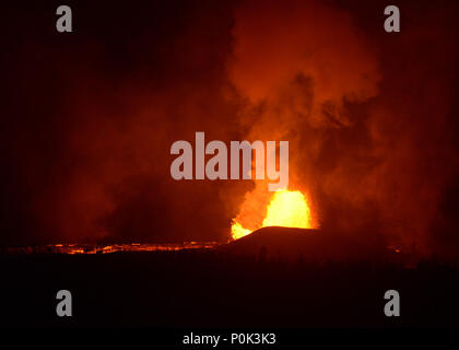 Lava Ausbruch aus dem Riss in der Kilauea Region in der Nähe von Hilo, Hawaii, während einer Nacht Umfrage Flug von UH-60 Helikopter Besatzungen aus dem 25 Combat Aviation Brigade am 2. Juni 2018. Die Flugzeuge sind Teil eines aktiven - Aufgabe militärischer Gewalt, um die Basissignale der Pennsylvania National Guard Joint Task Force 5-0. Joint Task Force 5-0 ist die militärische Organisation zur Unterstützung der staatlichen und lokalen Disaster Response Bemühungen an den Eruptionen. (Air National Guard Foto von Oberstleutnant Wayde Minami) Stockfoto