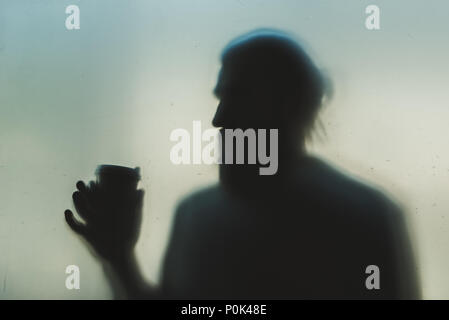 Silhouette der Mann hinter Milchglas Stockfoto