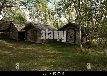 Außerhalb des Juhl Silber Galerie im Hotel können Sie in der Provinz Finnmark Norwegen ein Open Air Museum zeigt Sami Vorratskammern. Stockfoto