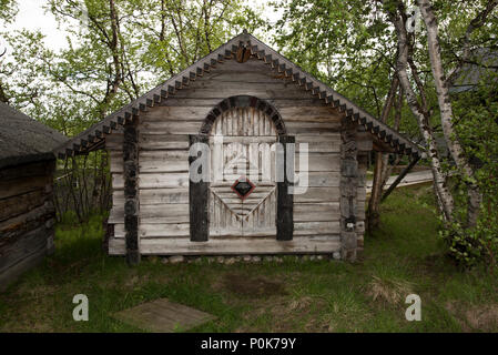 Außerhalb des Juhl Silber Galerie im Hotel können Sie in der Provinz Finnmark Norwegen ein Open Air Museum zeigt Sami Vorratskammern. Stockfoto