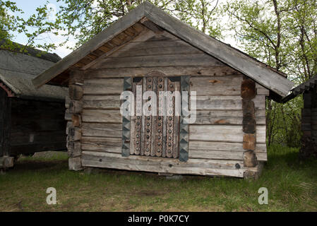 Außerhalb des Juhl Silber Galerie im Hotel können Sie in der Provinz Finnmark Norwegen ein Open Air Museum zeigt Sami Vorratskammern. Stockfoto