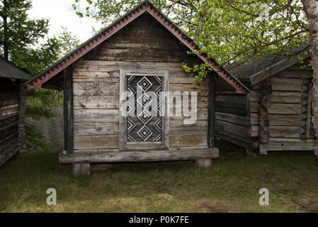 Außerhalb des Juhl Silber Galerie im Hotel können Sie in der Provinz Finnmark Norwegen ein Open Air Museum zeigt Sami Vorratskammern. Stockfoto