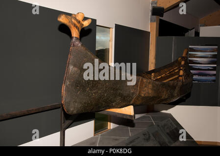 Wiederaufbau einer stoneage Boot vor mehr als 7000 Jahren von stoneage Fischer und Rentier Hirten um World Heritage Area von Alta in Norwegen eingesetzt. Stockfoto
