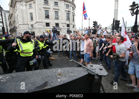 Polizei mit Schlagstöcken zurück halten Verfechter von Tommy Robinson während ihren Protest in Trafalgar Square, London Calling für seine Entlassung aus dem Gefängnis. Stockfoto