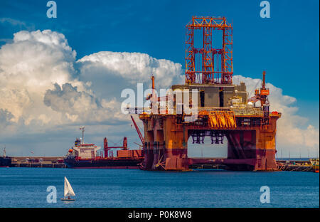 Bohrinsel im Hafen Stockfoto