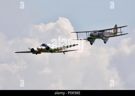 1941 de Havilland Dragon Rapide fliegen mit den 1946 C 19 Avro Anson am Fliegen Navy Airshow an shuttleworth am 3. Juni 2018 Stockfoto