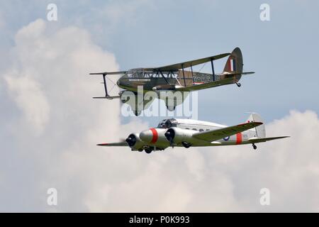 1941 de Havilland Dragon Rapide fliegen mit den 1946 C 19 Avro Anson am Fliegen Navy Airshow an shuttleworth am 3. Juni 2018 Stockfoto