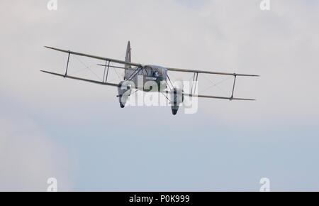 De Havilland Dragon Rapide fliegen Fliegen Navy Airshow an shuttleworth am 3. Juni 2018 Stockfoto