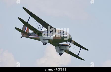 De Havilland Dragon Rapide fliegen Fliegen Navy Airshow an shuttleworth am 3. Juni 2018 Stockfoto