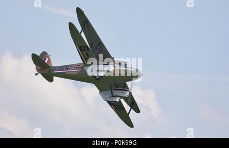 De Havilland Dragon Rapide fliegen Fliegen Navy Airshow an shuttleworth am 3. Juni 2018 Stockfoto