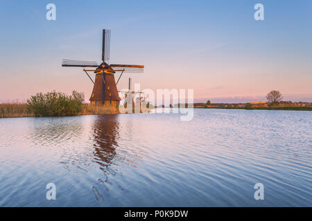 Windmühle, spiegelt sich in den Kanal Kinderdijk Rotterdam Südholland Niederlande Europa Stockfoto